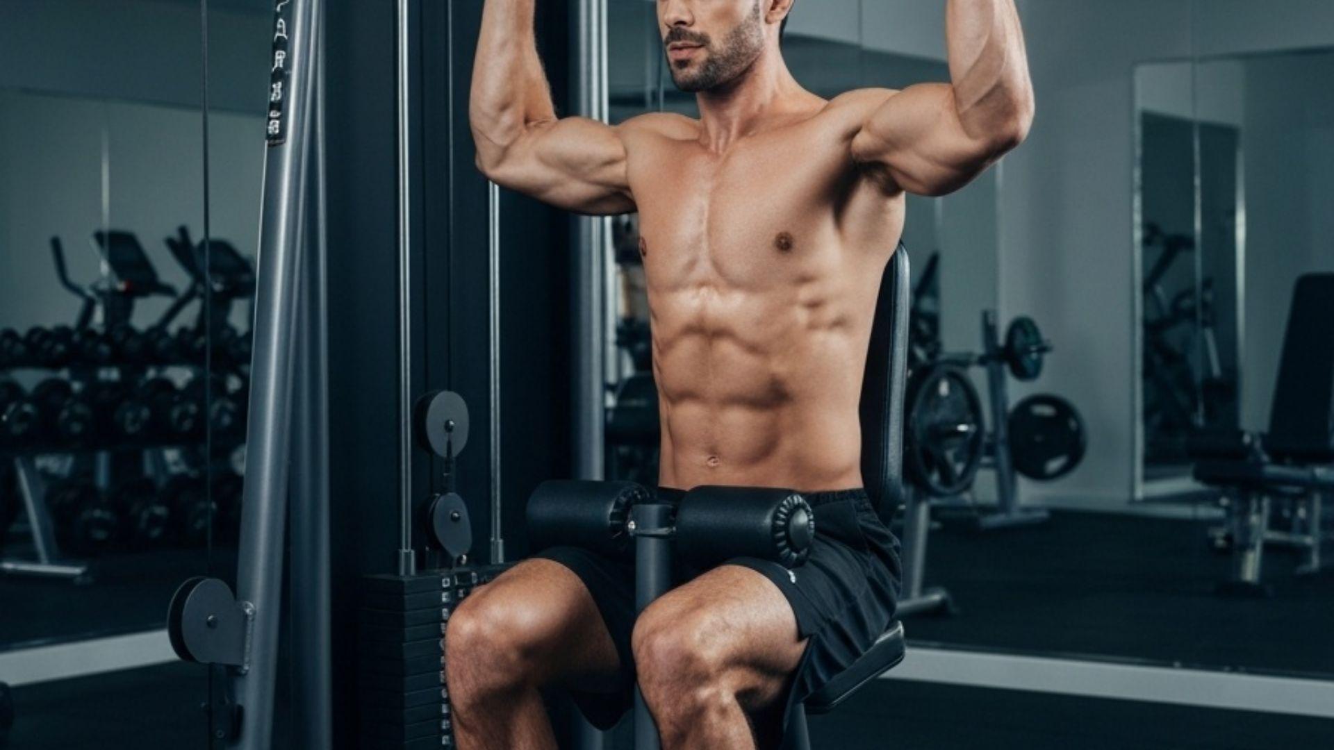 Mann trener lat pulldown på multigym i hjemmegym