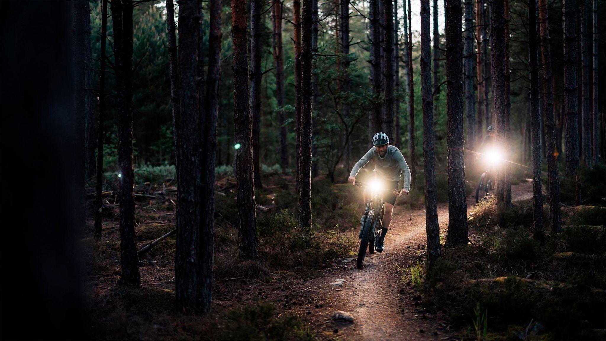 OLIGHT RN 2000 sykkellykt med dual-mode linse og styrefeste