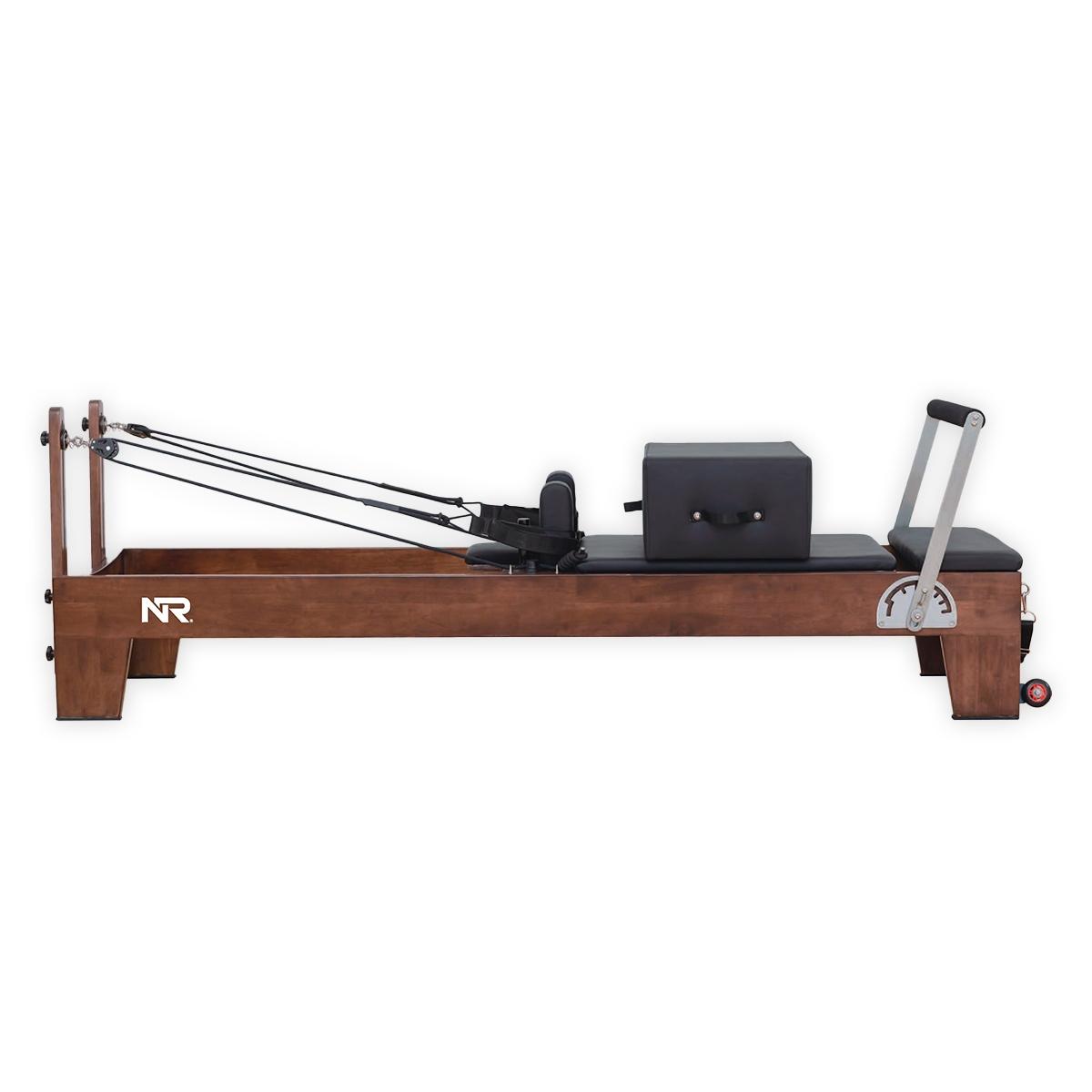 Nordic Reformer Pilates Reformer i brunlakkert eik