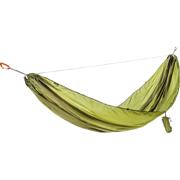 Cocoon Ultralight Hammock i olivengrønn farge pakket og hengt opp mellom to trær