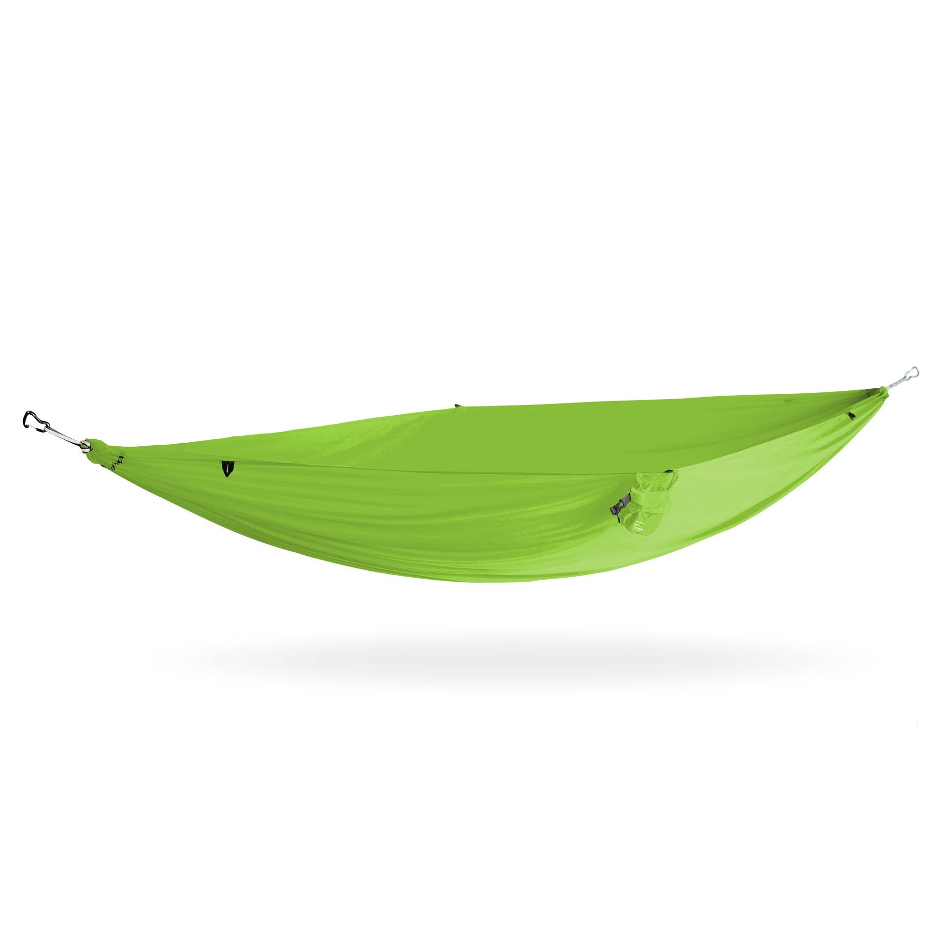 Kammok Roo Single 40D i aloe green farge hengt i skogen med slynger