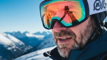 Skiløper med skibriller i norsk fjelllandskap på solskinnsdag