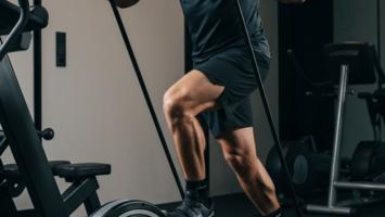 Mann som trener på stakemaskin i moderne hjemmegym