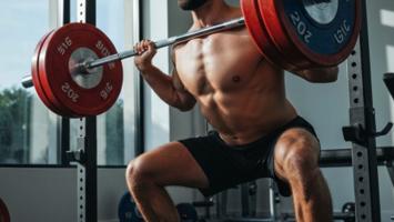 Olympisk 20 kg vektstang med vektskiver lastet på i et hjemmegym