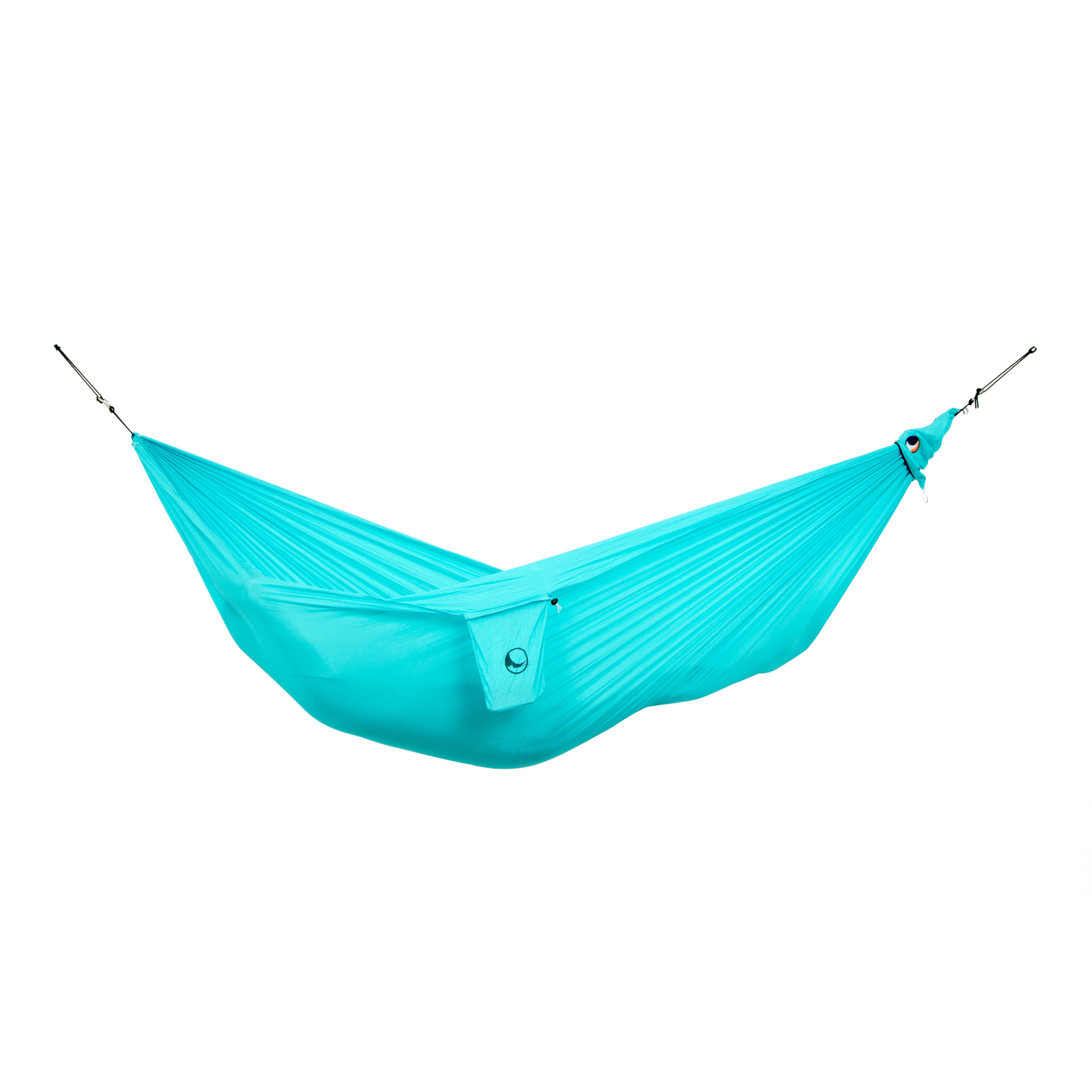 Ticket to the Moon Compact Hammock i turkis hengt mellom to bjørker i norsk skog
