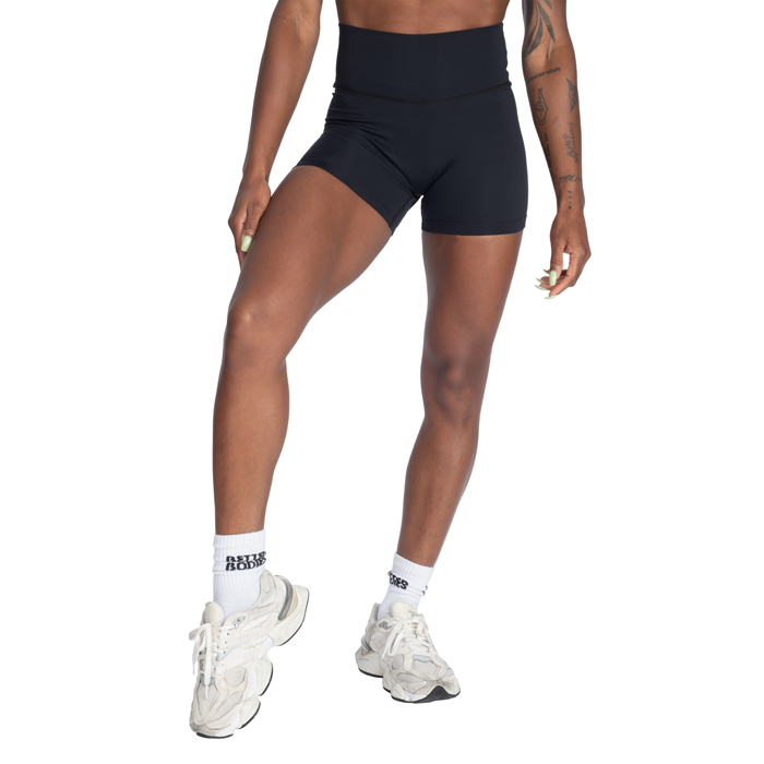 Better Bodies BB Standard Shorts i svart på hvit bakgrunn